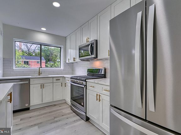 5th image of 10661 Weymouth St APT 204