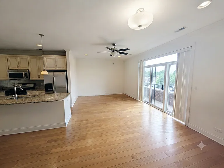 2352 W Byron St #301 — Photo 12