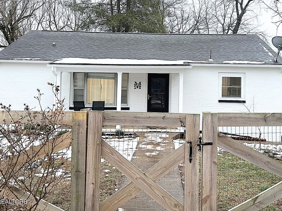 1st image of 600 NE Midlake Dr