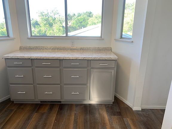 3rd image of 51 Newport Cir