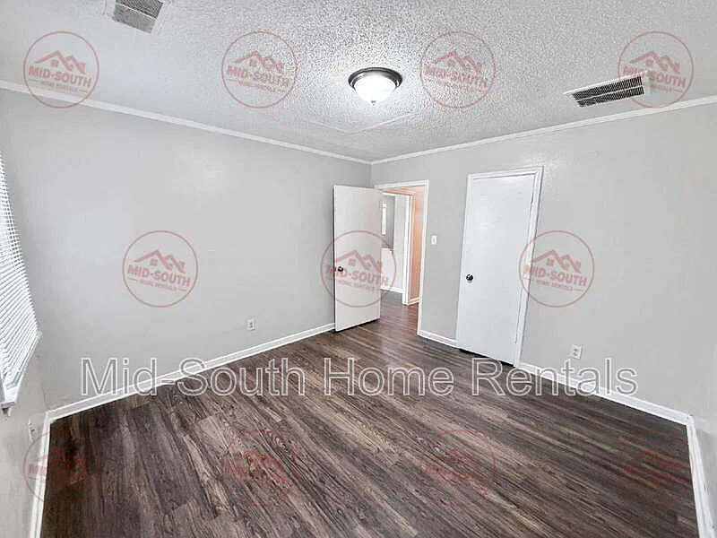 3 bed, 1.5 bath, 1281 sqft, $1,050 — Photo 4