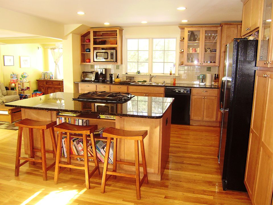 2nd image of 41 Oak Knoll Rd
