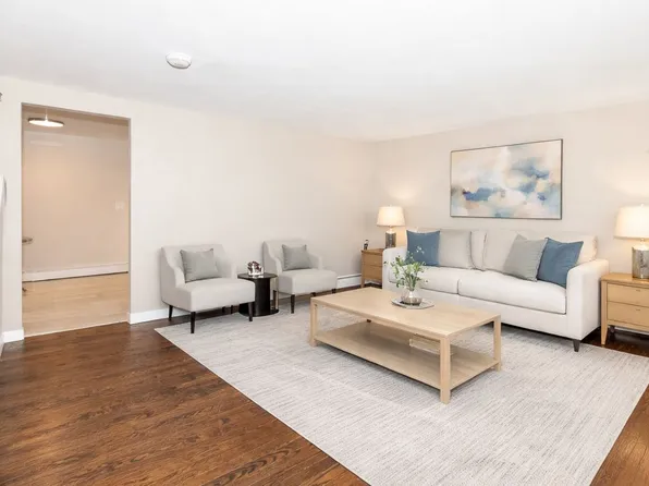 28 Charles St, Port Washington, NY 11050