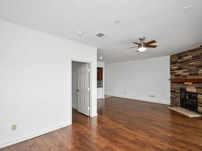 401 Lakeside Ln #311 — Photo 22