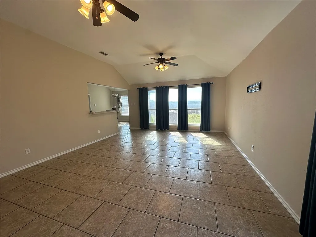 Building Photo - 2012 Cottonwood Dr