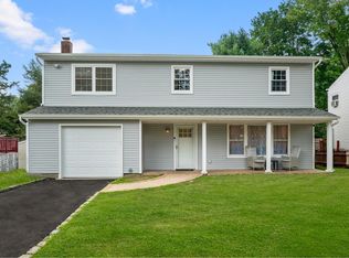 13 Lindsay St, Huntington, NY 11743