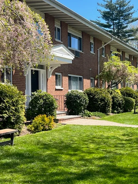 Wildwood Gdns, Port Washington — Photo 1