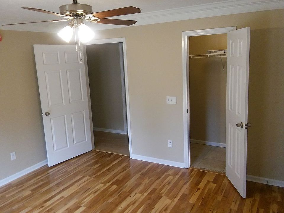 Walking closet (on right)