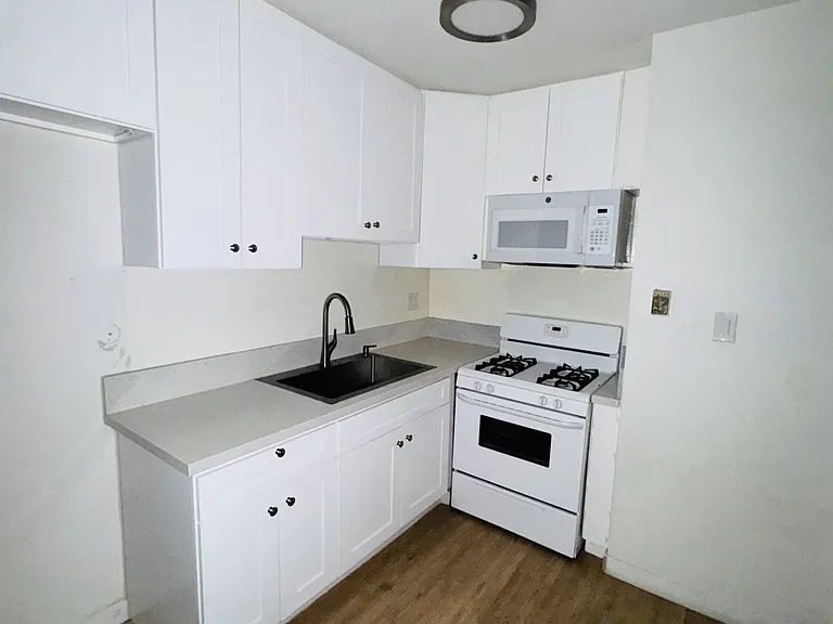 6248 Woodman Ave #17 — Photo 7
