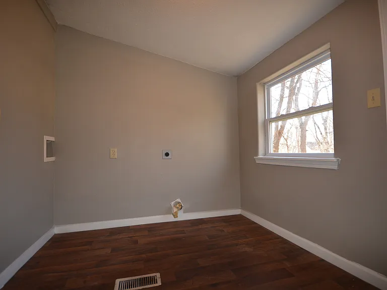 1211 N Rogers Ave — Photo 9