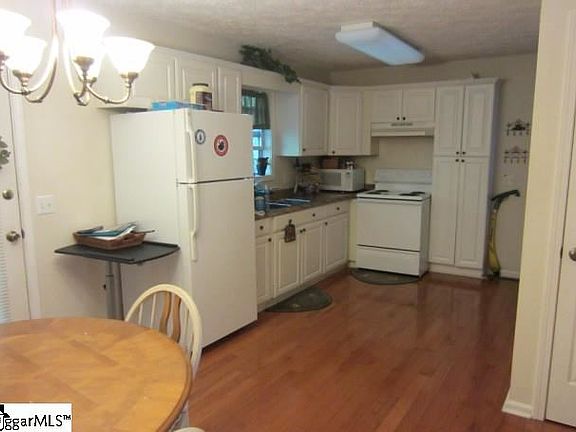 3rd image of 5 E Castle Dr