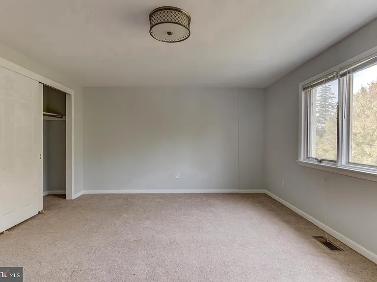 107 Montrose Ave — Photo 19
