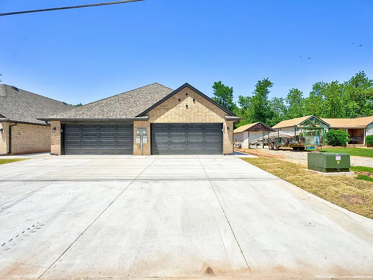 213 W Thatcher St — Photo 2