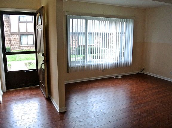 2nd image of 1S128 Ingersoll Ln