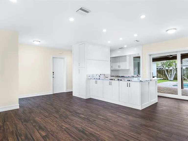 1041 SW 4th St — Photo 8