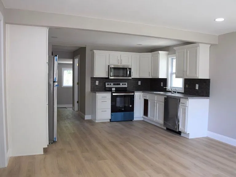 203 E 11th St — Photo 1