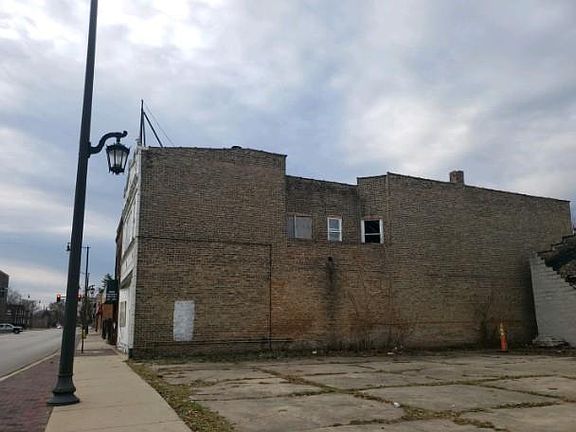 5th image of 906 S 5th Ave