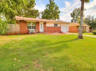 904 NW 24th St, Moore, OK 73160