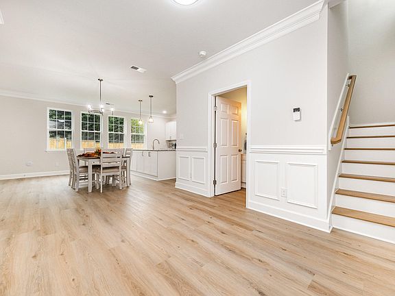 4th image of 735 Baker St