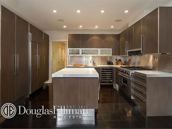 3rd image of 10 Warren St Floor 8