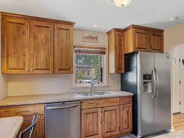 511 E Olive St — Photo 6