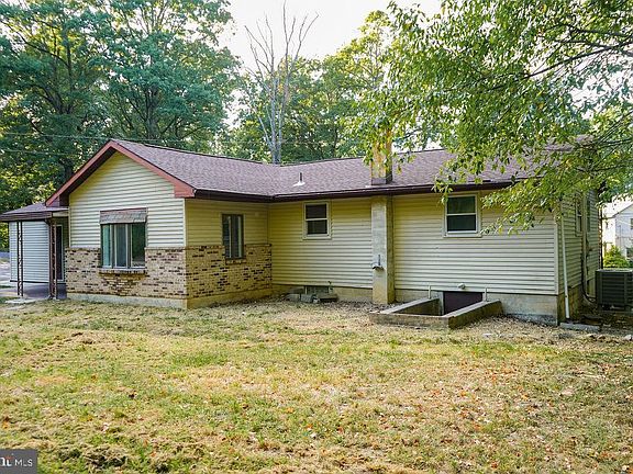 4th image of 288 Poplar St