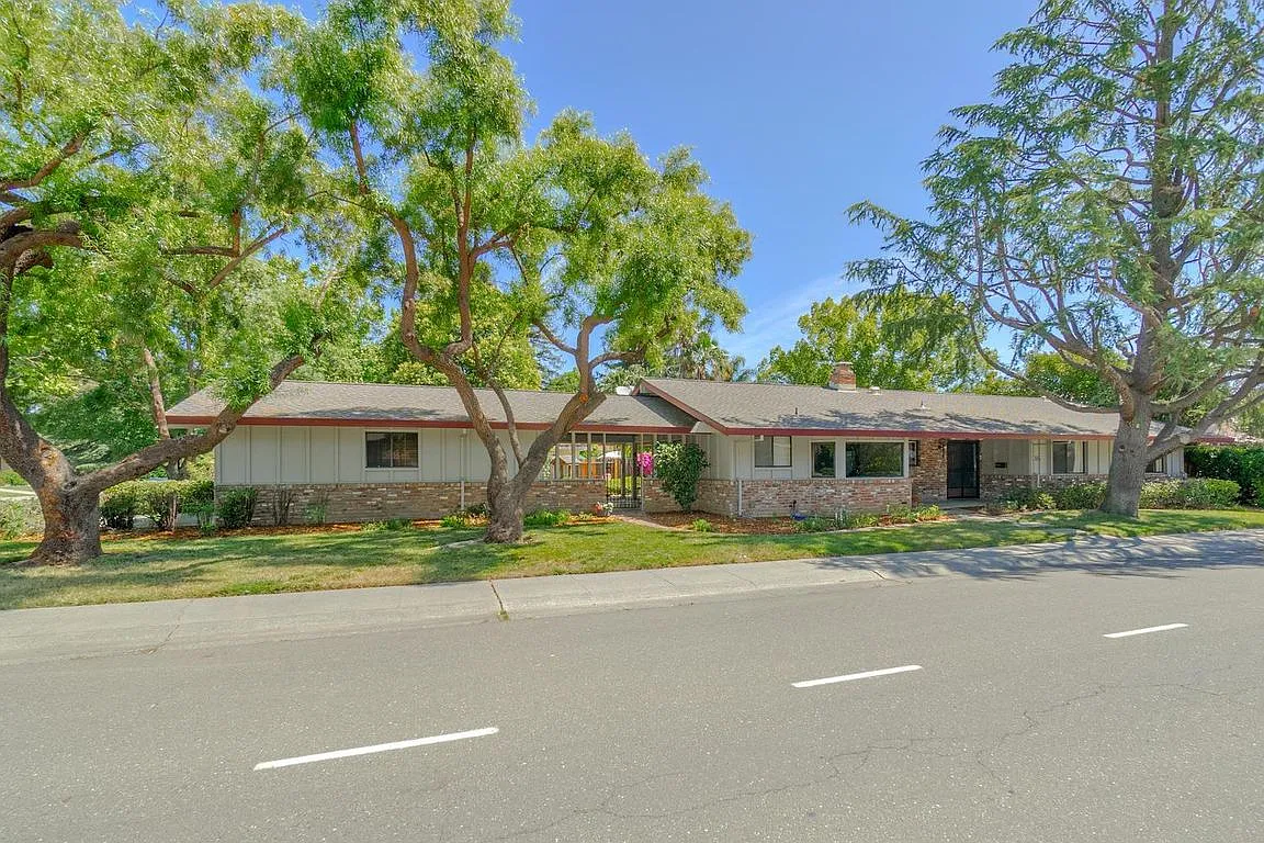 516 Marina Cir photo 1