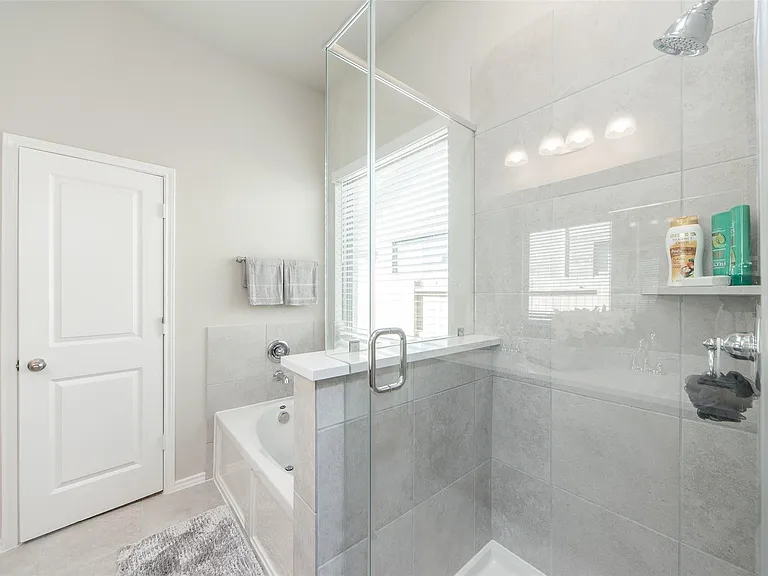 1915 Meadow Trail Dr — Photo 17