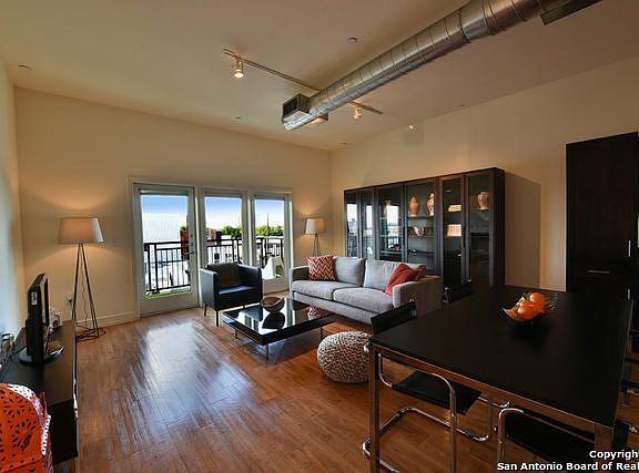 3rd image of 1401 S Flores St APT 402