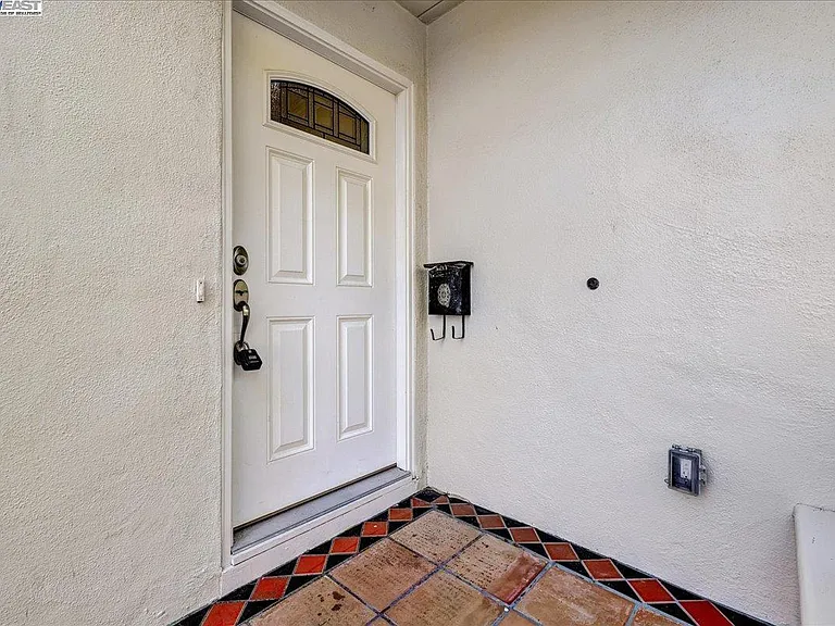 1827 Bandoni Ave — Photo 37