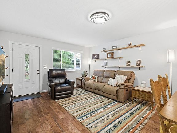5th image of 216 Chestnut St