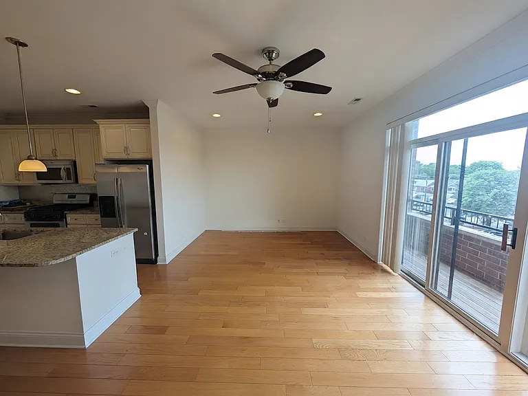 2352 W Byron St #301 — Photo 4