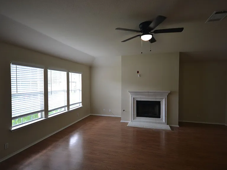 1803 Warwick Cv — Photo 2