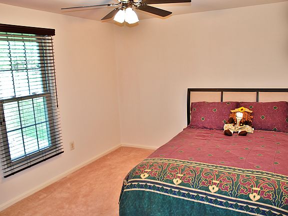 Bedroom 2 w/ceiling fan