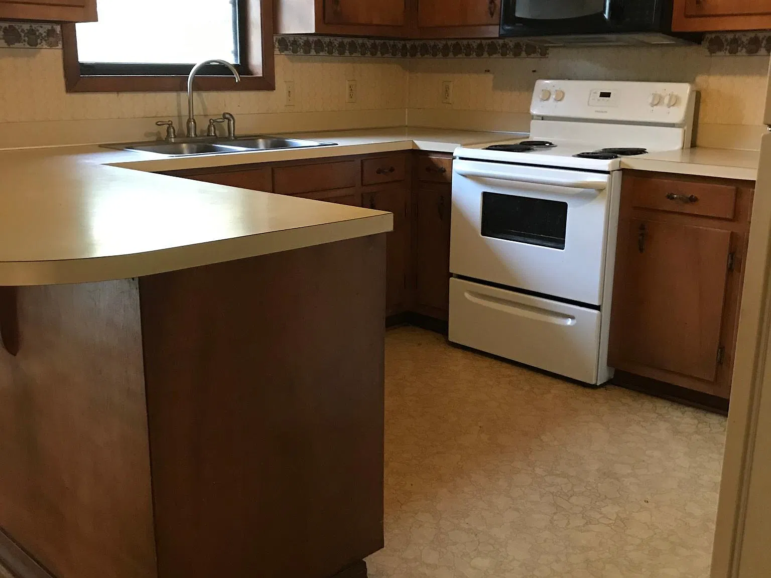 3 bed, 1.5 bath, 1110 sqft, $1,100 — Photo 4