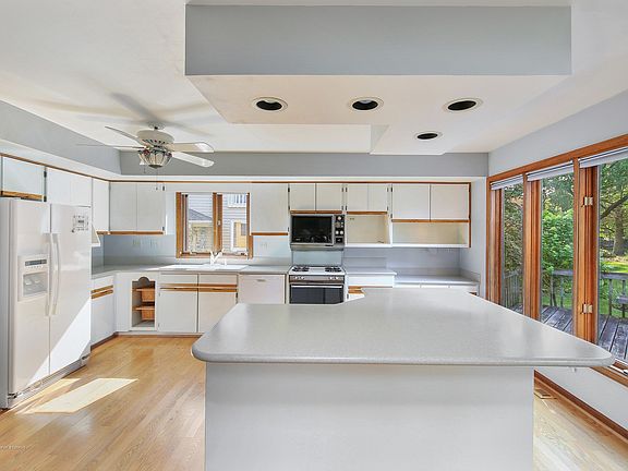3rd image of 3413 Summerhill Dr