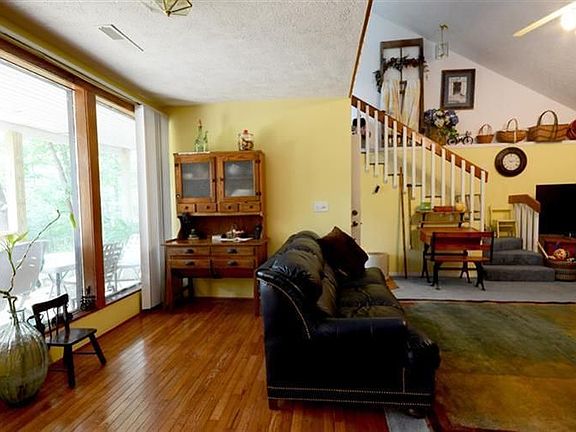 5th image of 876 Stoneshire Dr