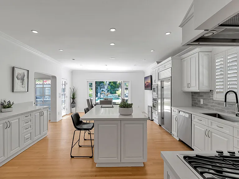 1415 N Genesee Ave — Photo 4