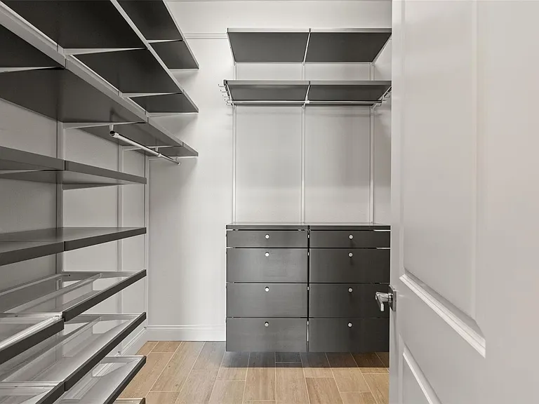 Master Bed Closet Main