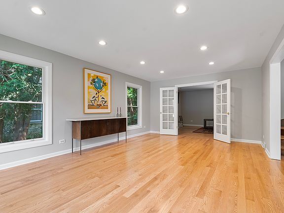 3rd image of 1111 Thorn Tree Ln