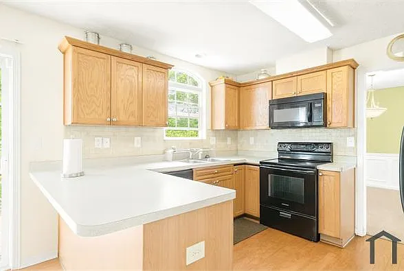 4 bed, 2461 sqft, $3,830 — Photo 3