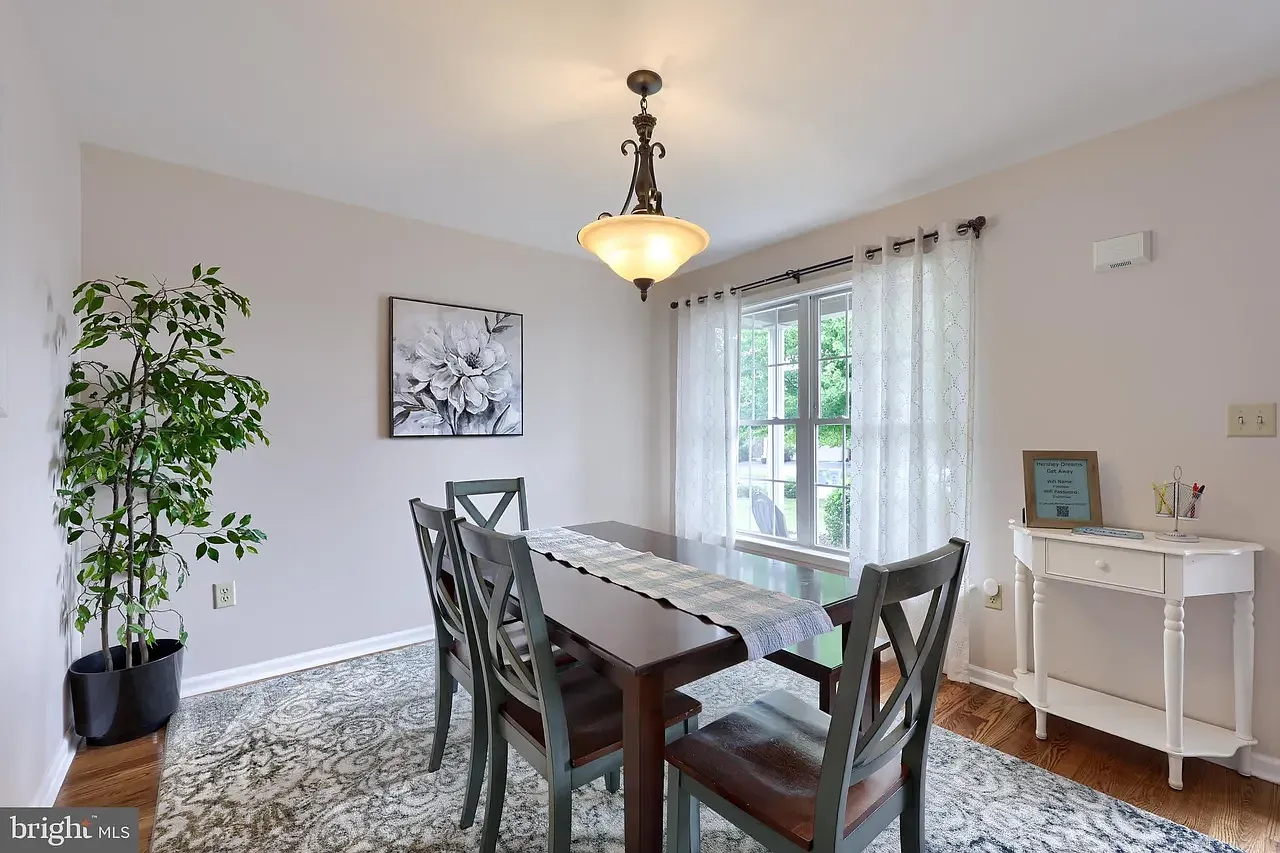 3 bed, 1560 sqft, $2,195 — Photo 2