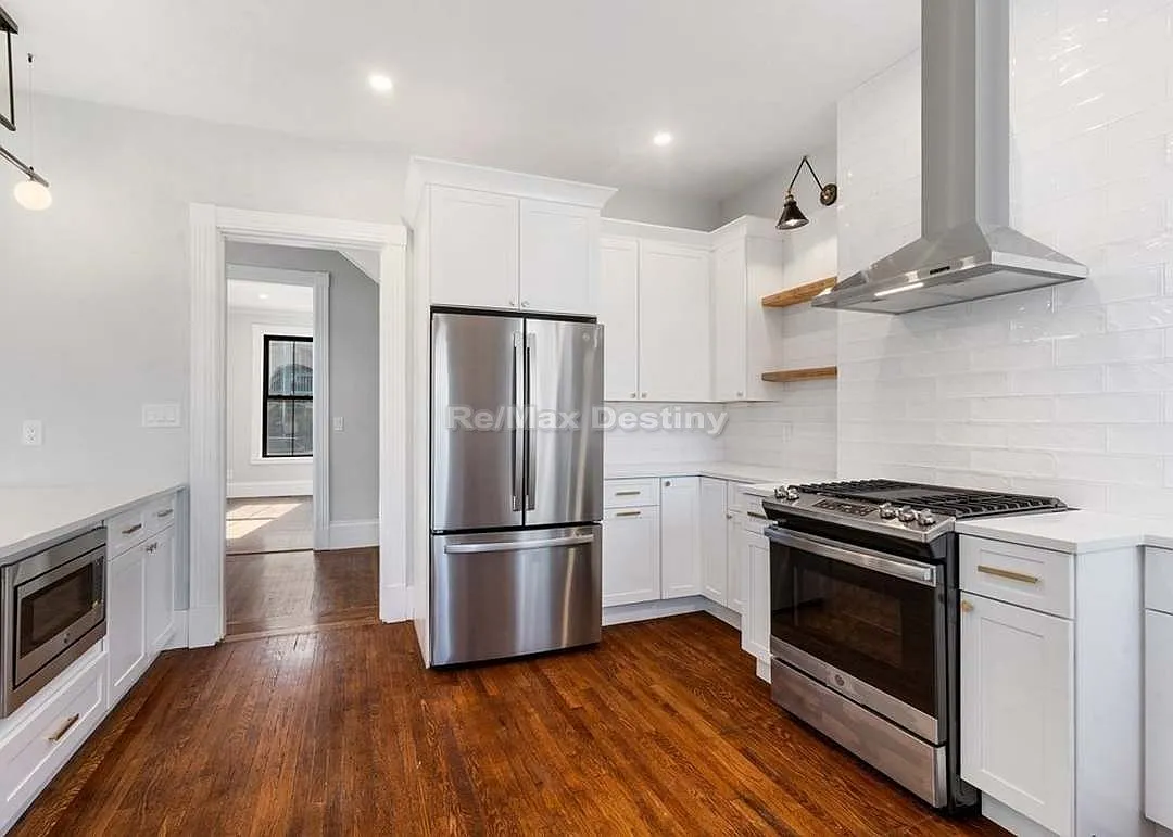 4 bed, 3.0 bath, 1992 sqft, $4,200 — Photo 4