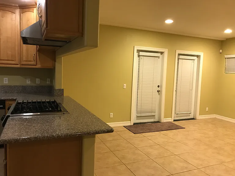 1334 S Grand Ave — Photo 14