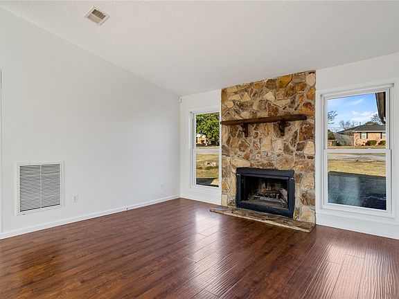 3rd image of 2305 Millgate Rd