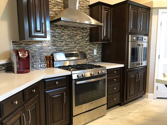 4th image of 215 Chateau La Salle Dr