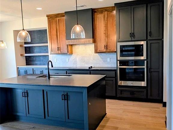 3rd image of 1300 Larkspur Place Or