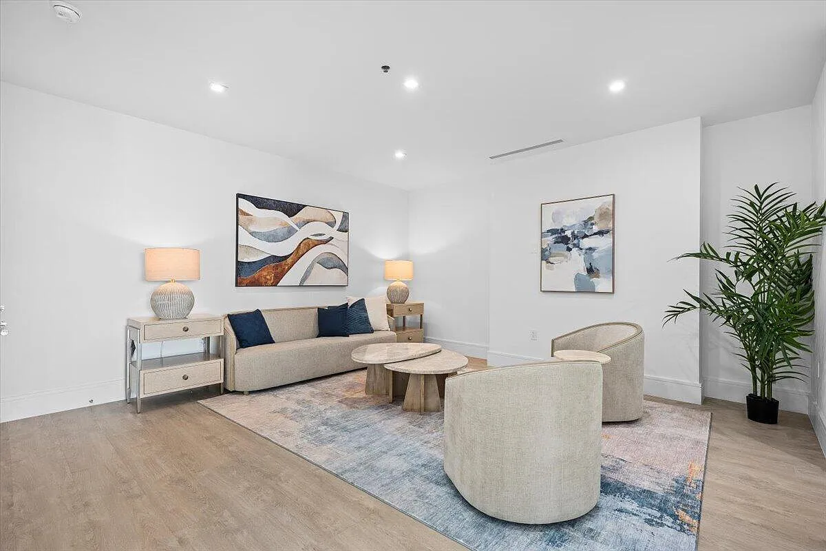 Nautilus 220 Condominium — Photo 4