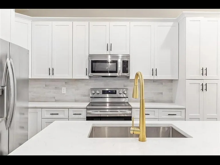 2039 Glendale Dr — Photo 9