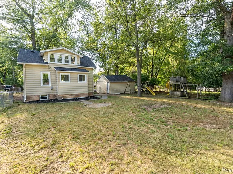 23248 Helen St — Photo 31